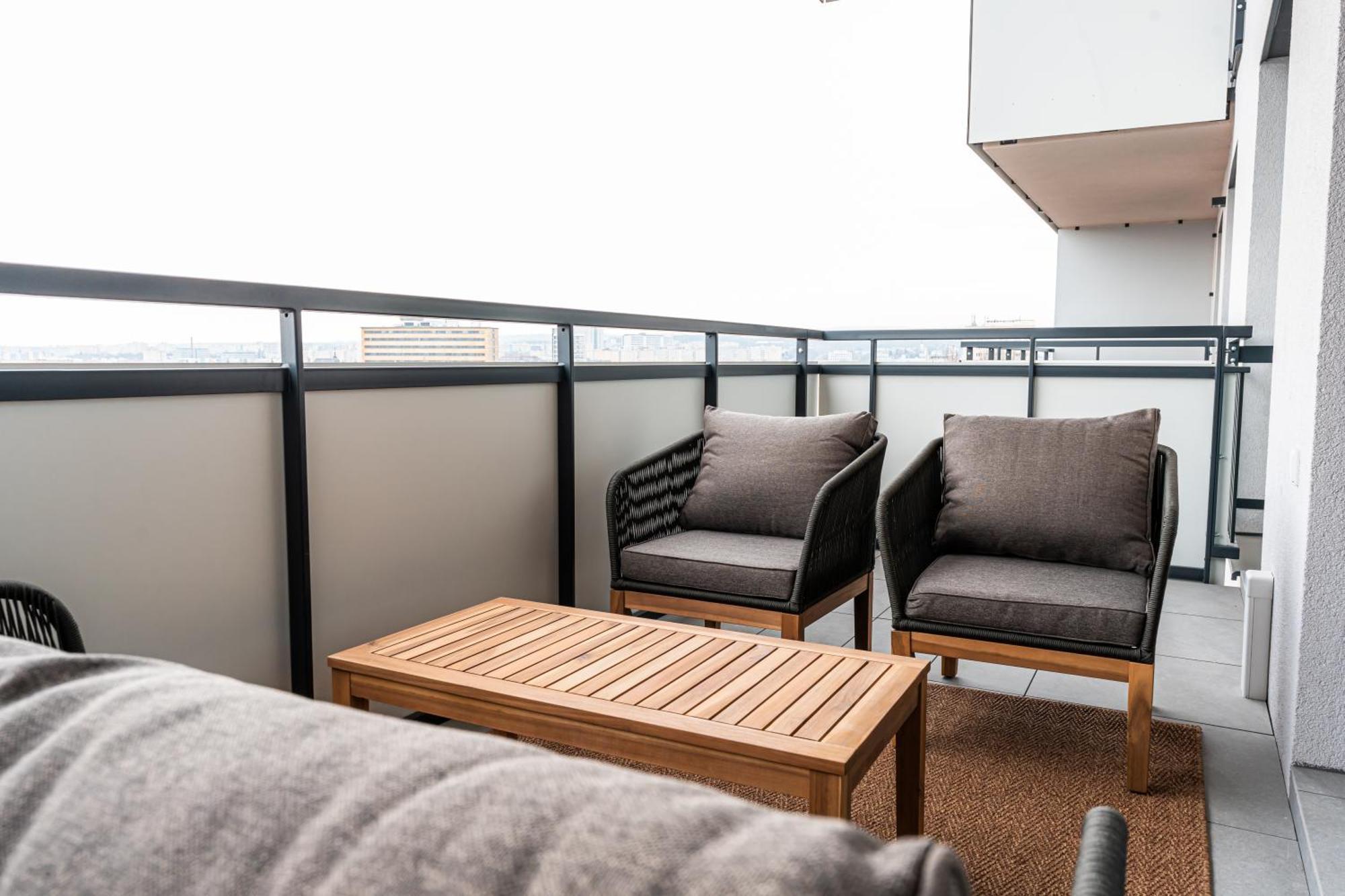 Luxury Center - Parking Included Apartment *